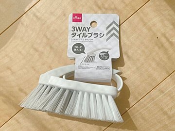 【ダイソー】いよいよ春本番!お風呂だけじゃない!花粉の季節に役立つ万能ブラシ!