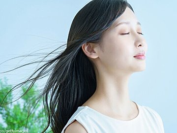 夏に首、デコルテのシワが増える人の老け習慣