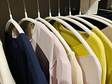 片づけのプロ直伝!クローゼットをスッキリ見せるために最初に捨てるべきものとは?