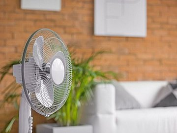 【冷房代を抑える扇風機の併用テク】より安くエアコンの冷房効率をあげるには?【節約の専門家が解説】