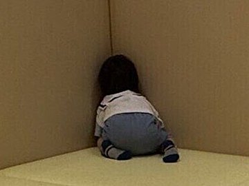 丸見えすぎる3歳息子のかくれんぼがかわいいと話題に!「幸せいただきました」「頭隠して尻隠さず」の声と21.3万件いいね