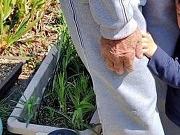 おじいちゃんのことが好きすぎる1歳息子。おばあちゃんもヤキモチを妬くほど、くっついて離れない姿に5.2万人がメロメロに!