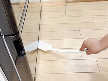 【動かさずにOK】冷蔵庫下がスッとキレイに!ラクする掃除アイデア