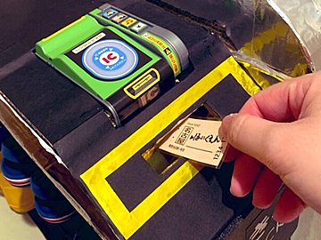 保育園に登園するのを渋る息子のために段ボールで作った“手作り改札”に感動!「夢と愛が詰まってますね」の声