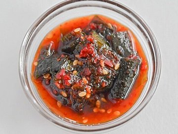 【カルディ】大人気でもはや定番「旨辛ニラだれ」もう食べた?&おすすめ超簡単な副菜レシピ3選