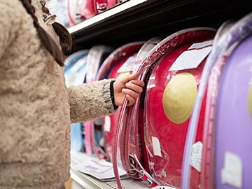 ランドセルに習字バッグ、色選びはいつも自分基準の娘。迷いのない姿が「格好いい!」と19万いいね集まる