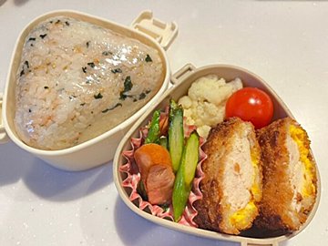ありそうでなかった!おにぎりとおかずがひとつにまとまるスリコのお弁当箱が便利