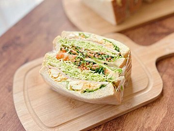 コスパ最強!野菜高騰でも安心!おうち野菜をプラスするだけのボリューム満点サンド!