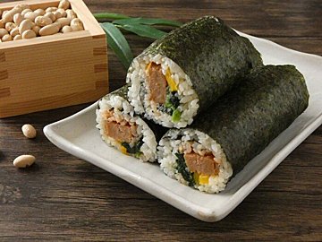 お肉好きにオススメ!市販のハンバーグで簡単につくれる「デミグラスハンバーグの恵方巻き」