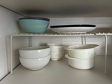 【3COINS】頑丈な伸縮ラックで食器棚の収納量アップが叶う!