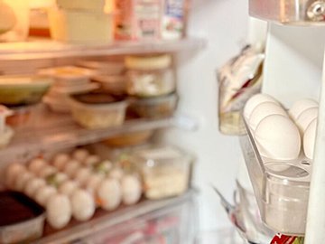 【管理栄養士解説】賞味期限切れはいつまで食べても大丈夫?食べられるかどうかのポイントも紹介