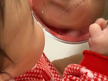 「何を見ているんだろう?」ミルク缶の底を見つめる9カ月の娘。赤ちゃんだからこそ発見した尊すぎる世界に9.6万人が胸キュン!