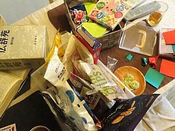 テーブル上を片づけるのにひと苦労!ズボラを助ける3つのグッズ