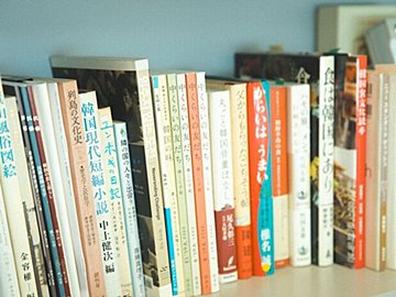 本棚を見て、その人の職業がわかりますか? ~その2.ものごとの背景を知りたくなる本棚