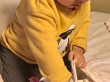 妹が泣いている!オムツ替えなくちゃ!生後1ヶ月の娘のお世話を、見よう見まねでお手伝いしてくれた2歳息子にママ感動