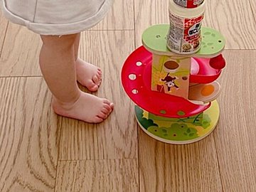 調味料を積むのが大好きな1歳娘。器用に積み上げるその姿に「すげ〜」「上手」と驚きの声集まる