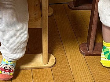 靴下を仲良くシェアする1歳半の双子がかわいすぎ!「今風センス」「おしゃれ」と、ママのアイデアに賞賛の声集まる