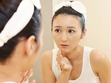 それ、老け見えの原因かも?大人女性が見直すべきスキンケアとメイク習慣