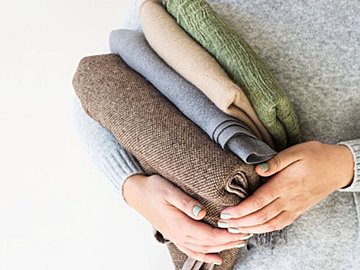 クリーニングに出した衣類はそのまましまわないで！衣替えでこれやると運気が下がる!?