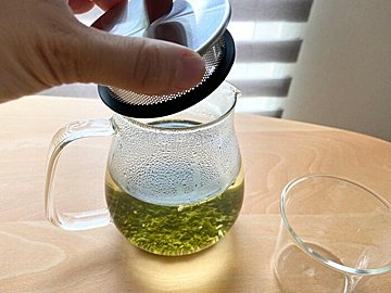 一度手放したのに再購入！ありそうでなかった茶こし一体型のティーポット