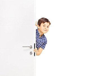 パパのトイレに興味津々！1歳半の息子が必死に中をのぞこうとする姿に「かわいいホラー」の声