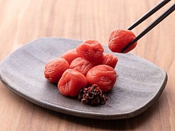 梅干しの種はそのまま捨てないで！じつはまだまだ活用できるんです！