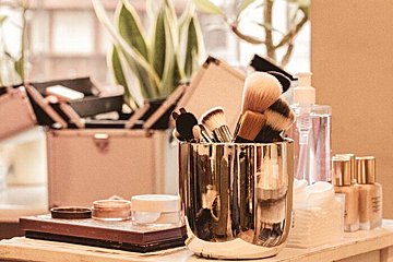 きちんと使えていないと老けみえの原因に!?メイク道具でやって欲しいこと5選