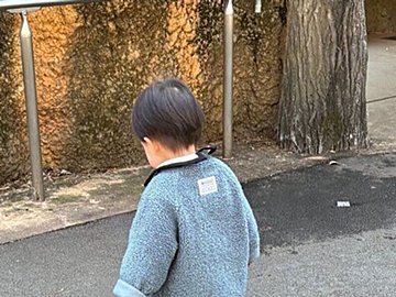 1歳の息子と動物園に行くと、夢中になったのは動物ではなく予想外のものだった?!共感の声と13.1万件のいいね集まる