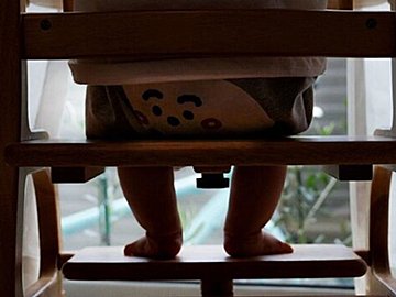 生後9ヶ月息子が「デスゲームの主催者みたい」と話題に！ただならぬ雰囲気に、16万いいねと「これが支配者」「ラスボス感すごい」の声