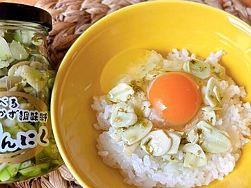 【業務スーパー】食べるおかず調味料青のにんにくの正体は？気になる味と食べ方
