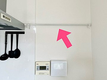 狭いキッチンはつっぱり棒で収納力UP！片づけのプロが唯一使っている場所