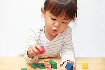 ひとり遊びはｎｇじゃない 1歳 2歳の成長を促すひとり遊び４つのポイント たまひよ