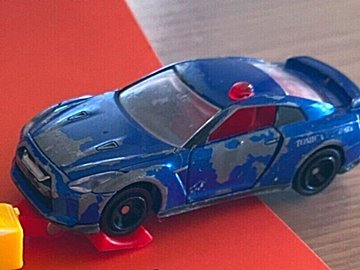 エレベーターと乗り降り口の隙間に落ちていった2歳息子のミニカー。苦難を越え戻ってきた姿が「粋」だった