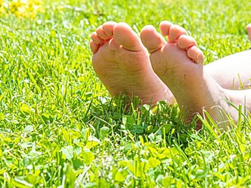 9.8万人が称賛！イヤイヤ期の2歳が考えた「地面に寝転ぶ」ための方法にはかわいさと賢さが詰まっていた