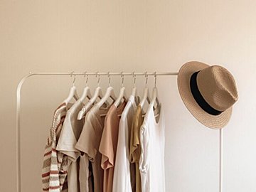 40代の「GU」はカジュアルなアイテムこそツヤ素材を選ぶべし！