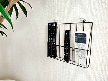 【セリア】リモコンの定位置管理に大活躍！たった1分でできるワイヤーレターラックの超簡単DIY！