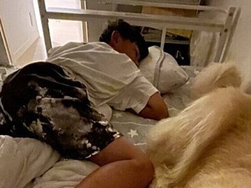 息子と愛犬の熾烈な寝床争い！どう見ても「壁際を陣取った方が勝ち」な状況に笑みがこぼれる
