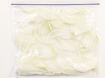 【冷凍貯金】料理が時短に！玉ねぎの冷凍とおすすめ活用レシピ2選