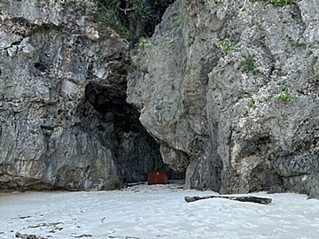 雰囲気抜群の岩陰で発見した「どう見ても宝箱」な物体に12万いいね！「これは駆け寄りたくなる」と共感の嵐