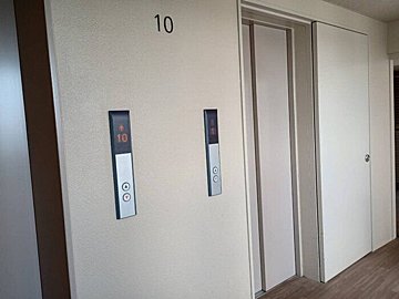 【防災士解説】エレベーターに乗った途端に地震！扉・ボタンはどうするのが正解？