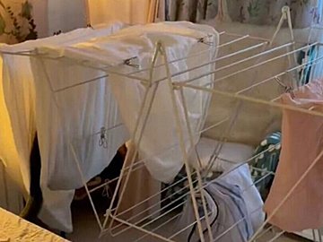 部屋干ししたシーツが、にゃんこのハンモックに!?無邪気にゆ〜らゆらとくつろぐ姿が「嘘みたいにかわいい」と5.1万いいね集める