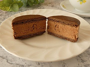 【ファミマ】大人気スイーツの新作「バタービスケットサンド　ダブルショコラ」は贅沢な味わいの本格的デザート