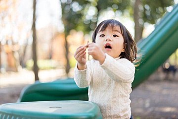 ひとり遊びはｎｇじゃない 1歳 2歳の成長を促すひとり遊び４つのポイント たまひよ