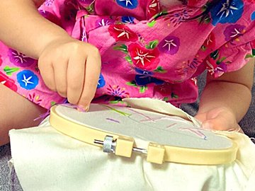 刺繍作家の4歳になる娘が作成した作品が話題に。「愛おしい」「世界一可愛い刺繍」の声