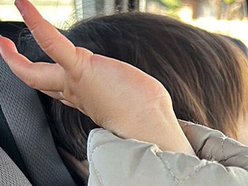 ふてくされていても名前を呼ぶと素直に反応する1歳児が可愛すぎると話題に。娘さんの純粋さに5.5千件のいいね