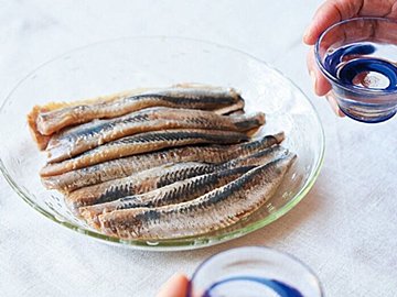 いわしを酢でさっぱり食べよう!さっぱりと&焼酎が進む「いわしの甘酢漬け」