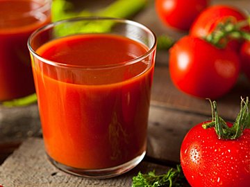 トマトジュースを飲みすぎるとどうなる？メリット、デメリットをそれぞれ解説