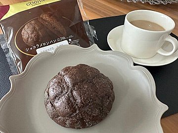 【ローソン新商品】大きなチョコチップがゴロゴロ！食べごたえ抜群「GODIVA ショコラメロンパン」 
