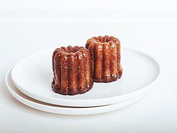 1歳半の息子が傘をさす姿はまるで「カヌレ」のよう！11万人が悶絶したあまりのかわいさに「遭遇したい」の声