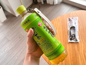 【キャンドゥ】暑い季節の必需品！『レザー調ペットボトルハンドル』が便利すぎる